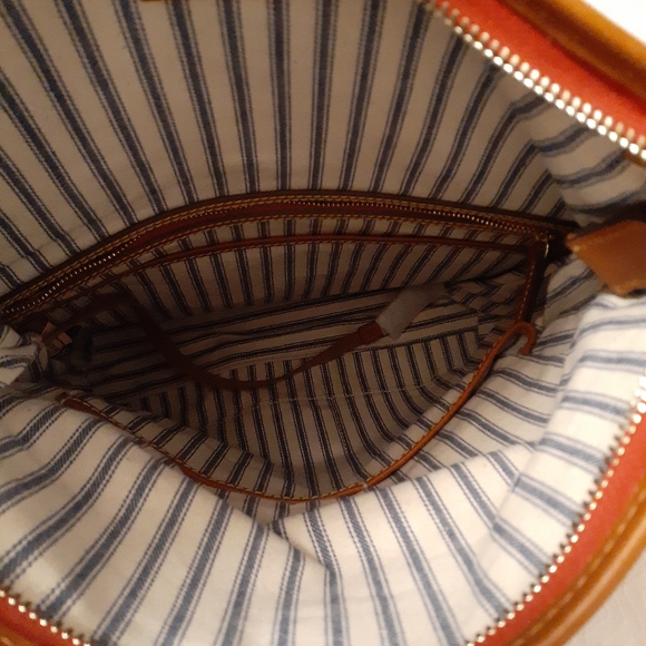 Dooney & Bourke crossbody NWT. RED - Picture 10 of 10